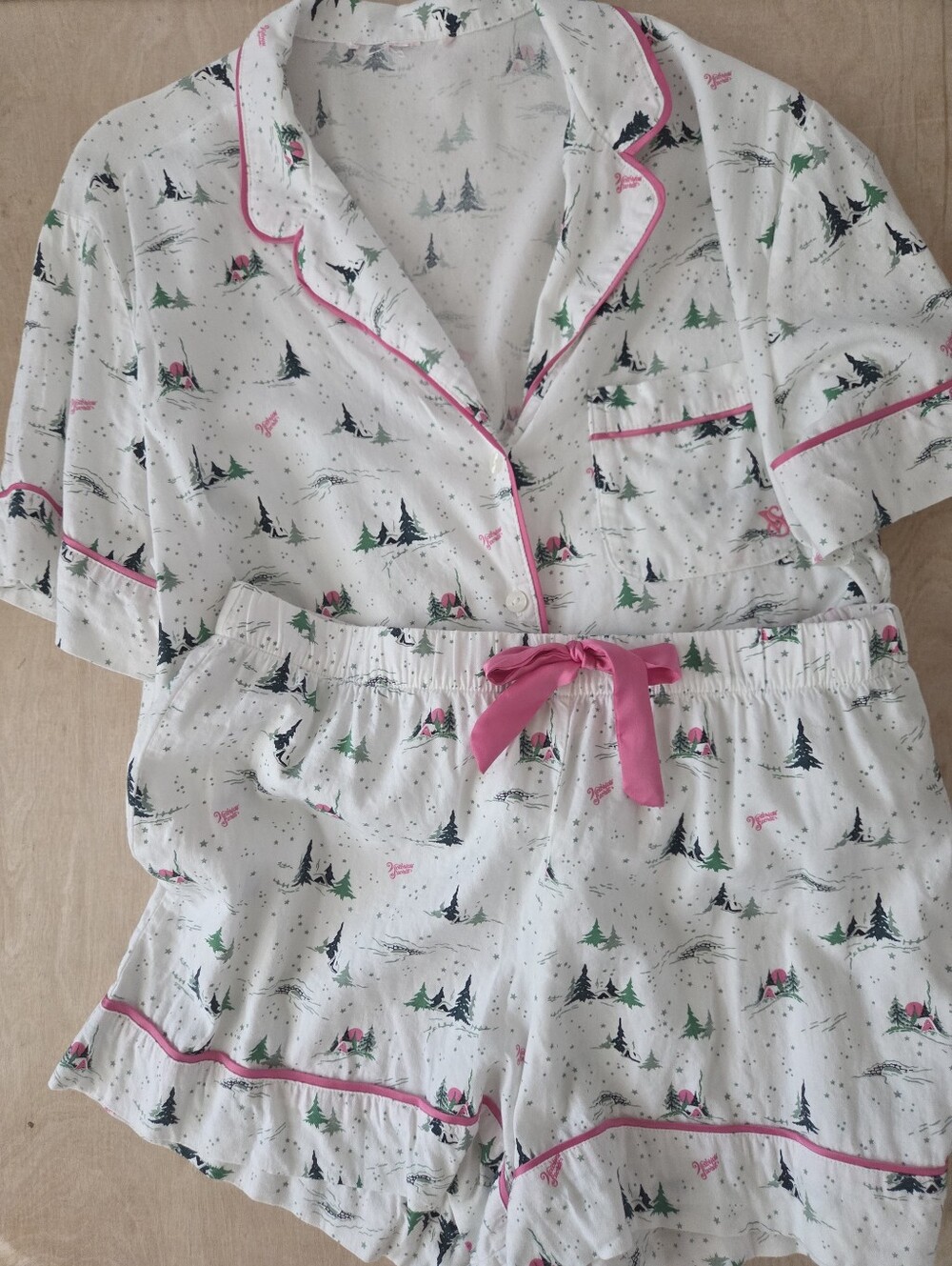 Victoria’s Secret Pink And Green Winter Scene Pajama Short Set